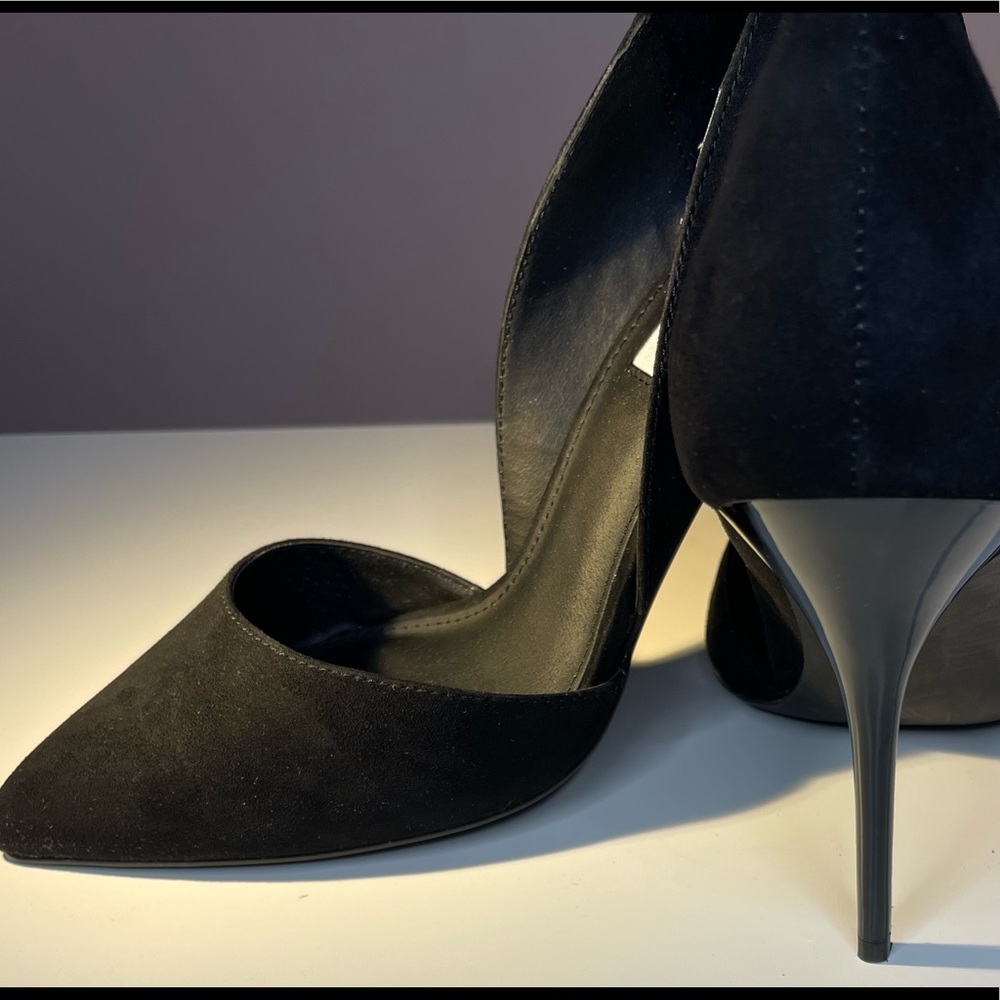 Worn 1 time women’s size 10 Steve Madden shoes.